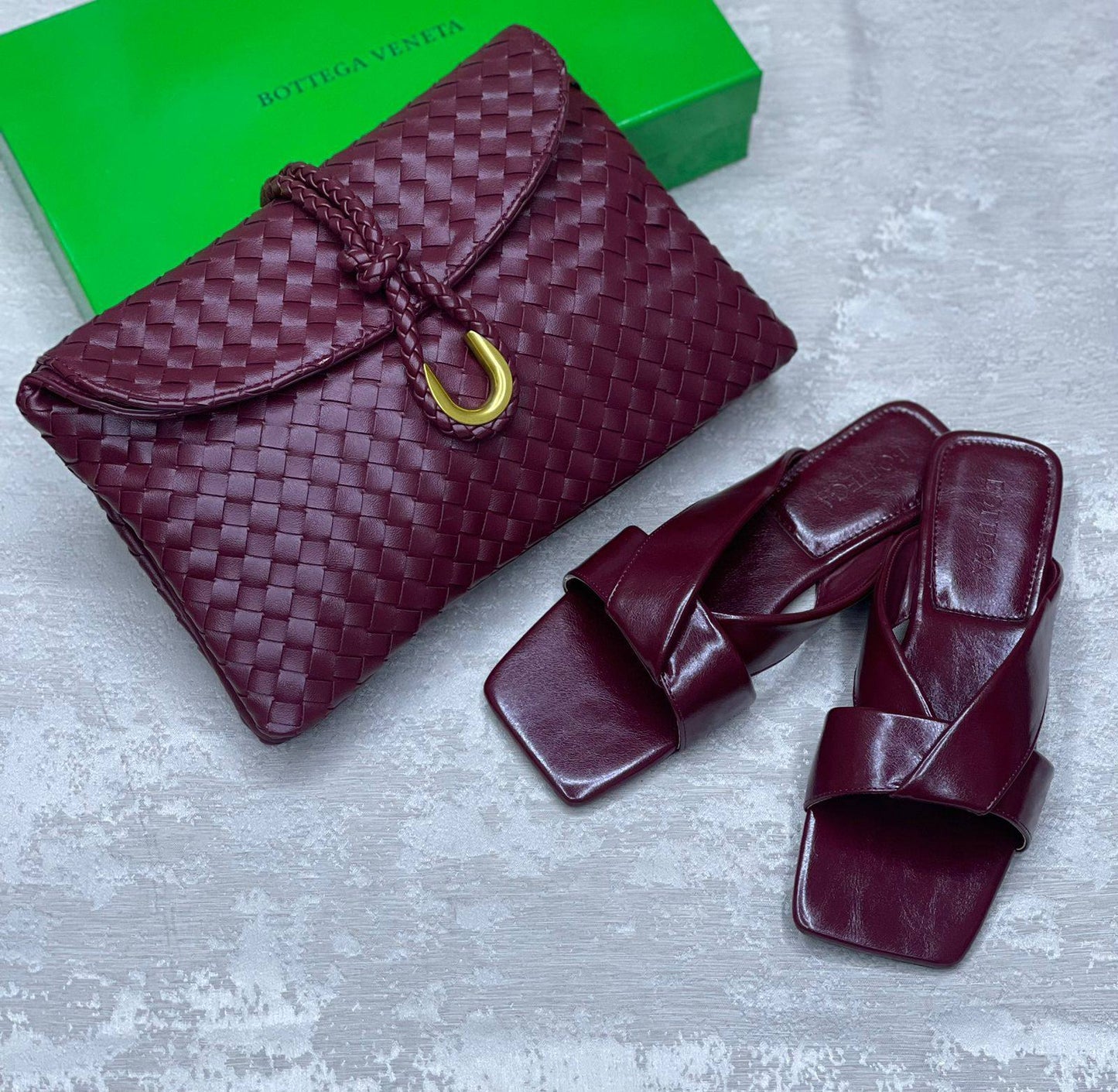 Bottega
Bag&shoes.   Set. 

150 dhs🗽
Size 36 to 41

Zain175
♥️♥️♥️