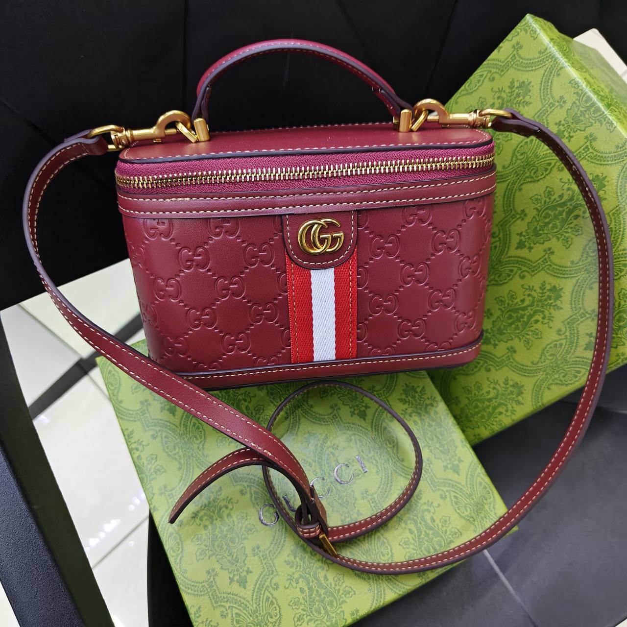 Gucci 

100 dhs✅ 

with box
🎁🎁🎁

Zain235
♥️♥️♥️