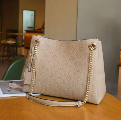 Lv Medium Size
Good Quality 
110 dhs🪙💕

Zain250
♥️♥️♥️