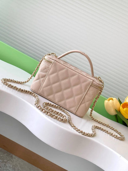 CHANEL GOOD QUALITY 
WITH BOX   
100 dhs✅

Zain295
♥️♥️♥️