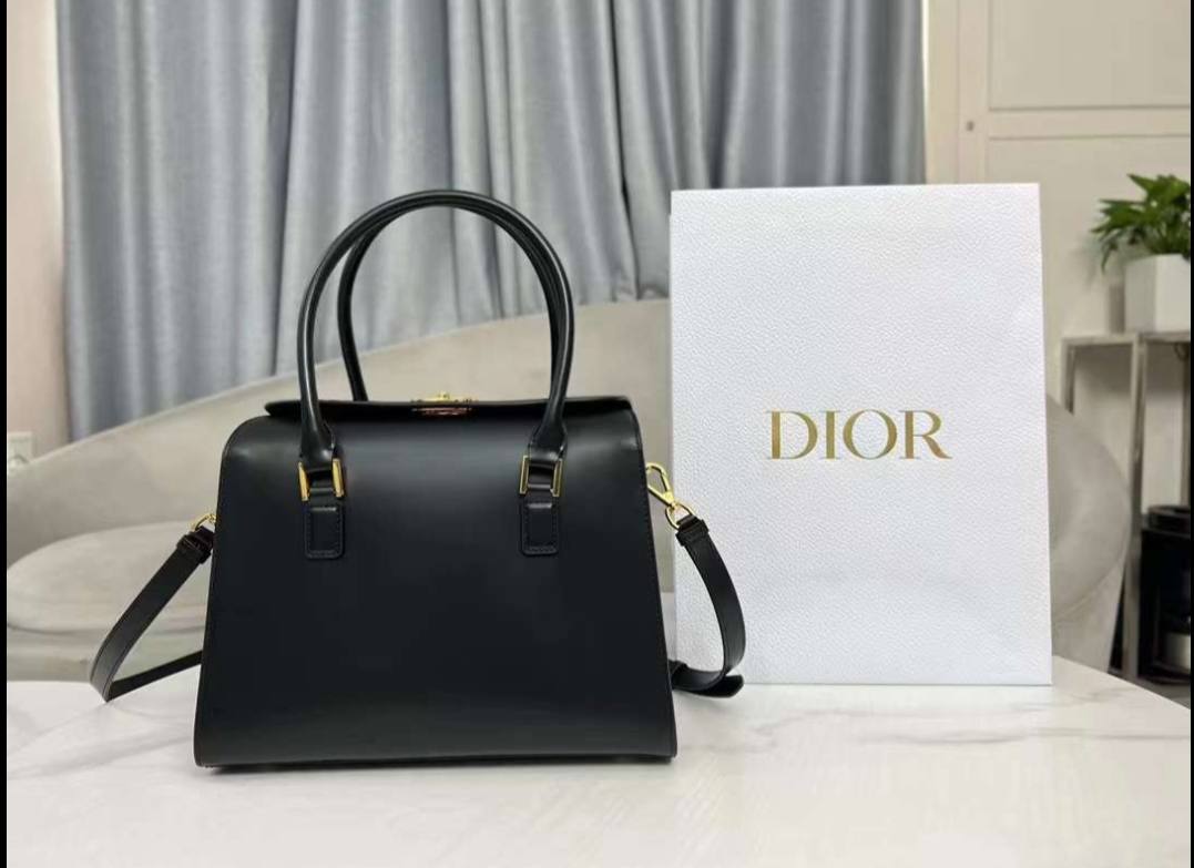 Dior

95 dhs✅

with box
🎁🎁🎁

Zain235
♥️♥️♥️