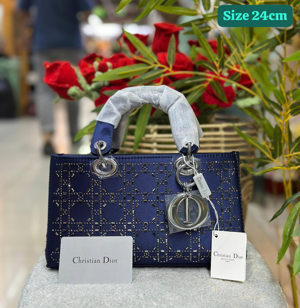 Dior

Good quality 

with box 
125 dhs🇦🇪🇦🇪🇦🇪

Zain186
♥️♥️♥️