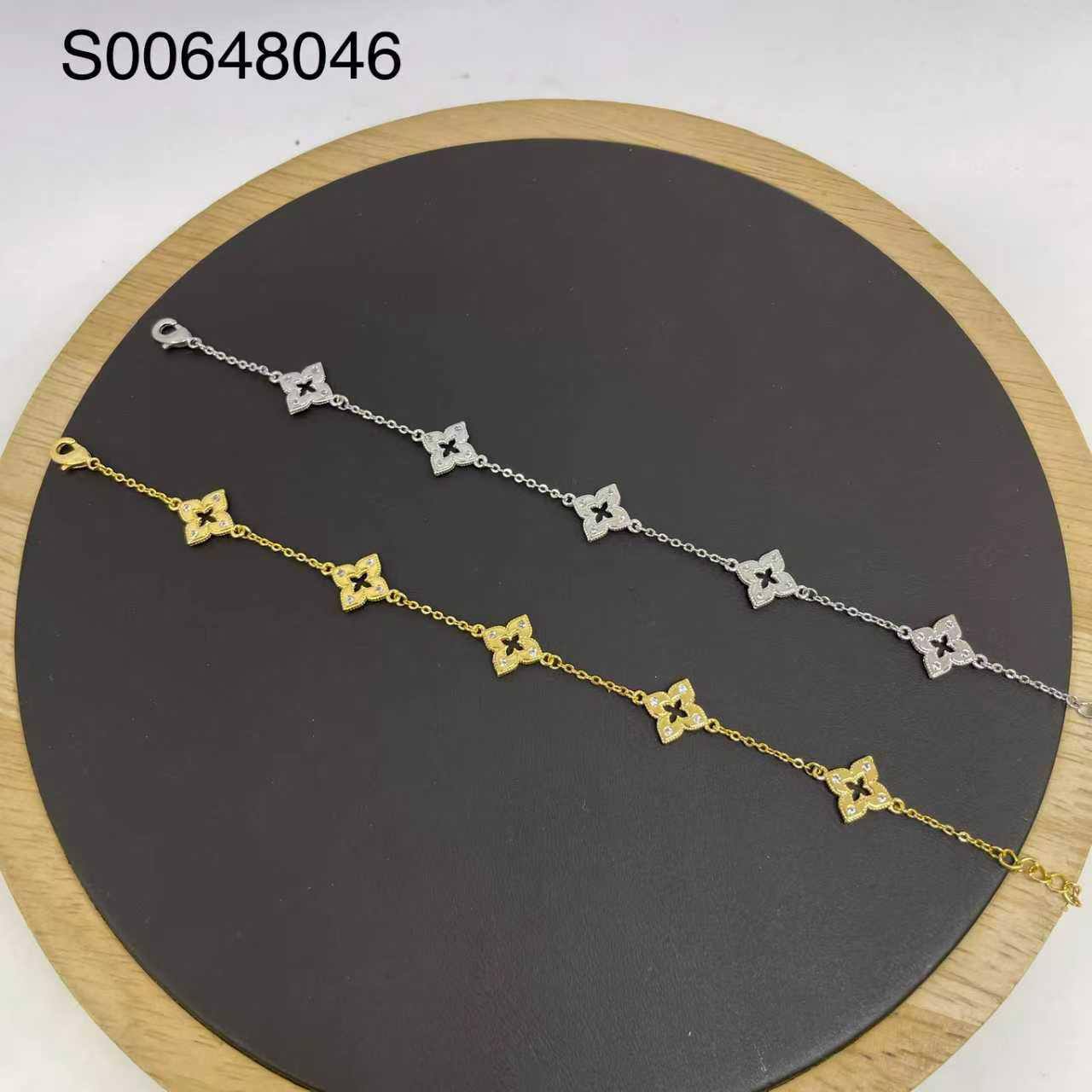 Bracelet 🌊*
Good quality 💯
With black boxes 🗃️ 
30 dhs🪙🌨️
With brand boxes 📦 
And paper bag 🛍️
35 dhs🪙🌨️

Zain216
♥️♥️♥️