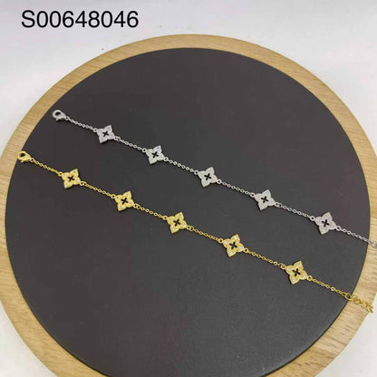 Bracelet 🌊*
Good quality 💯
With black boxes 🗃️ 
30 dhs🪙🌨️
With brand boxes 📦 
And paper bag 🛍️
35 dhs🪙🌨️

Zain216
♥️♥️♥️