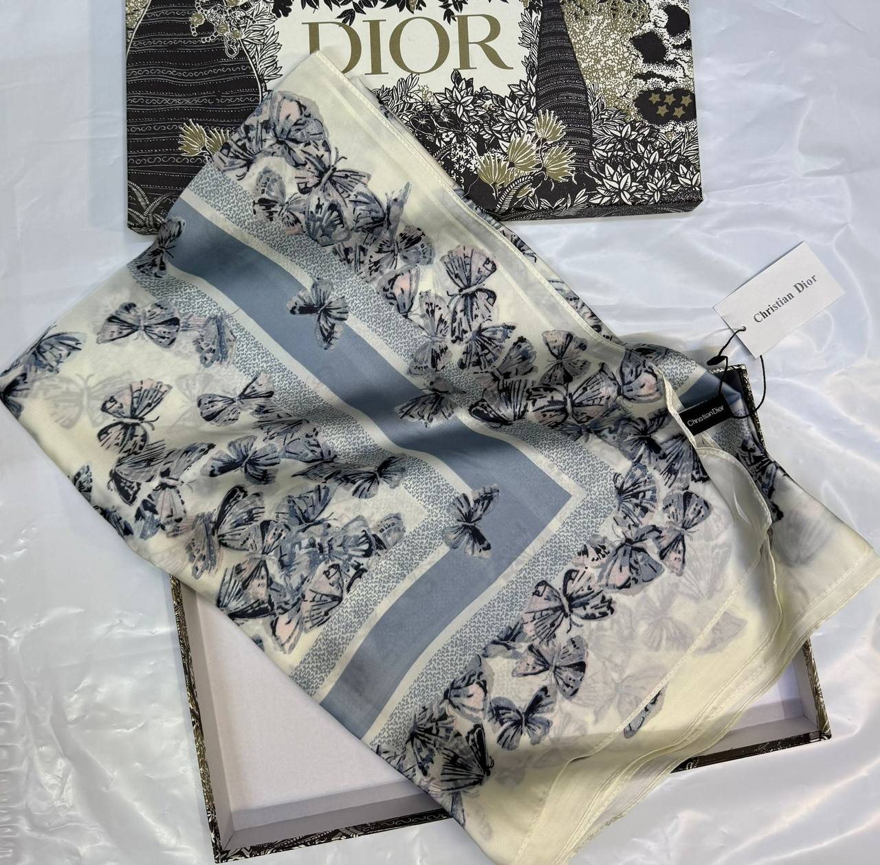 Silk scarf 🧣 
40 dhs✅

With box🎁
55 dhs✅

Zain93
♥️♥️♥️