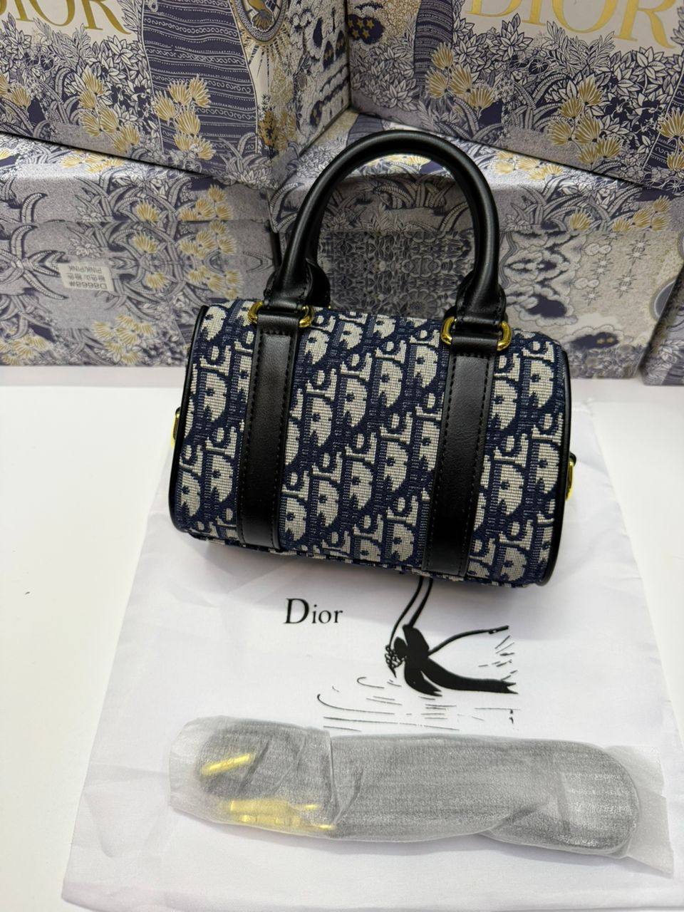 Dior
110 dhs🪙🌨️

size:18CM
Good quality 

with box
🎁🎁🎁

Zain35
♥️♥️♥️