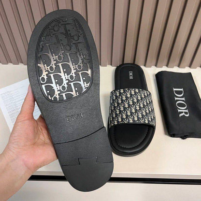 Dior Slippers
Size 40 to 46  
Good quality 
105 dhs✅

Zain79
♥️♥️♥️