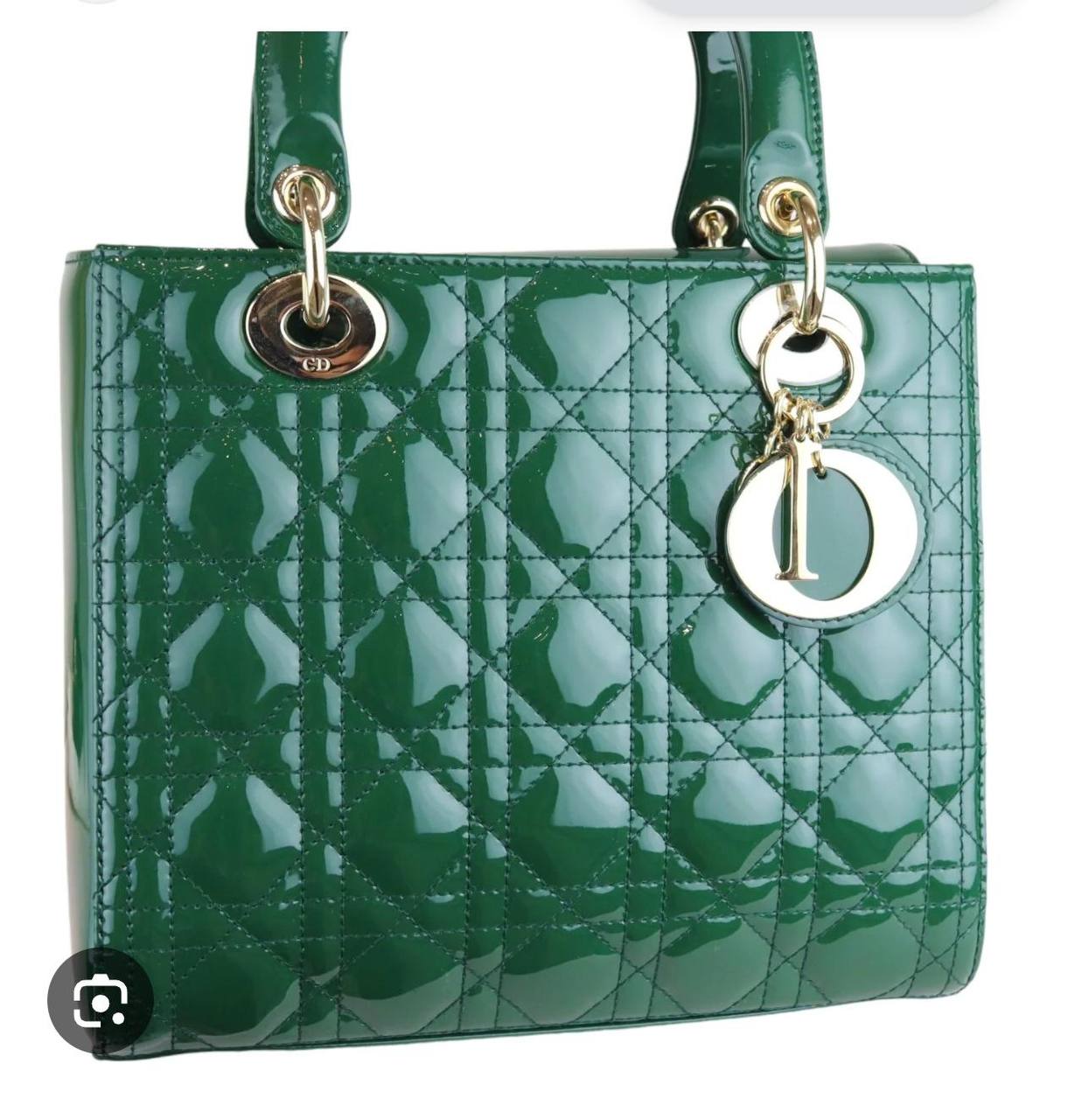 DIOR 
good quality
110 dhs✅
with box 
🎁🎁🎁

SIZE 20 CM

Zain200
♥️♥️♥️