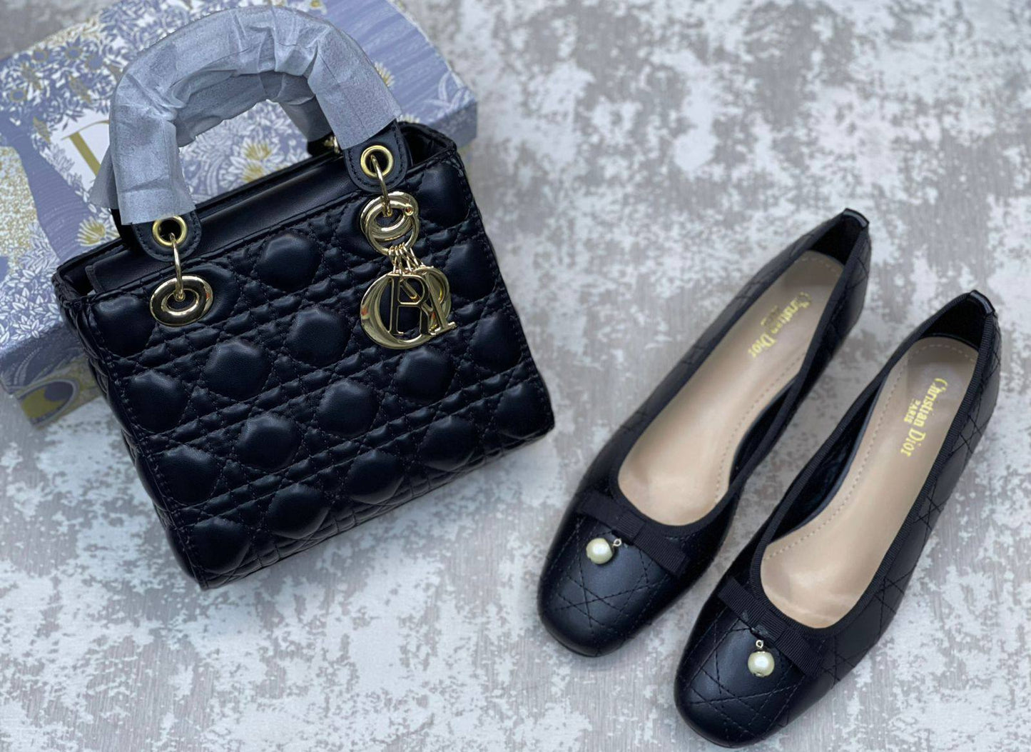 Dior 
shoes and bag set 

195 dhs🗽

Shoes Size 36 to 41

Zain175
♥️♥️♥️