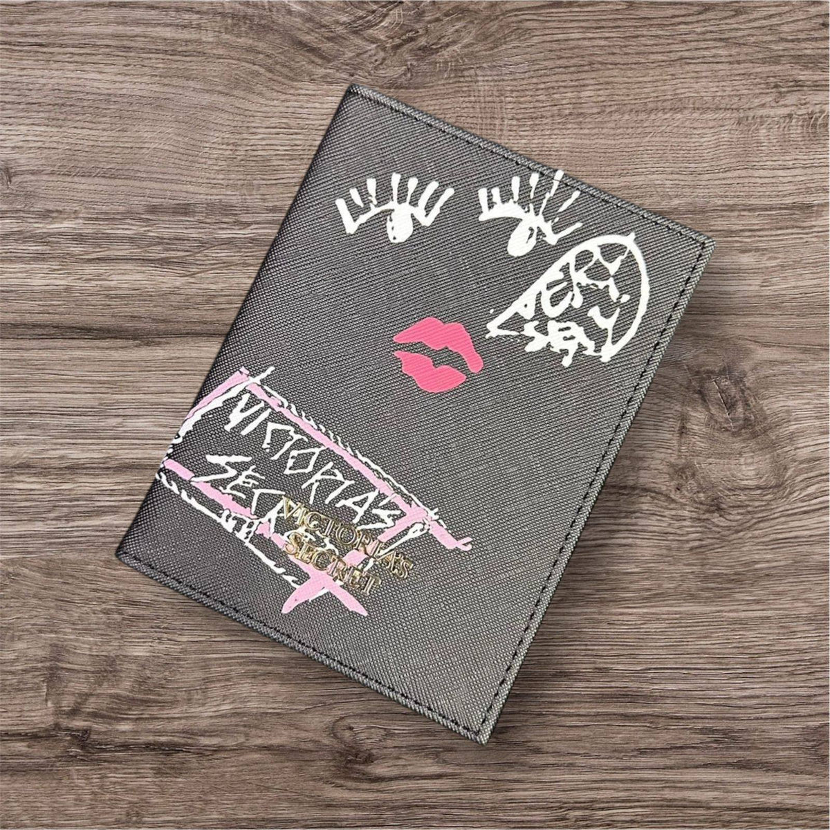 Victoria's Secret 

Passport holder 

new came 

20 dhs🇦🇪🇦🇪

Zain39
♥️♥️♥️
