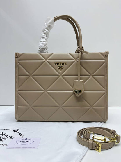 Prada 
100 dhs✅
size 37×10×29 cm

Zain213
♥️♥️♥️
