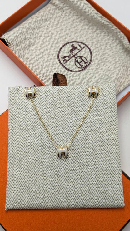 Hermes
*Master Quality* 
*Necklace & Earrings*
120 dhs💓 with Normal Box 🎁
130 dhs💓 with Good Box 🎁
150 dhs💓 with Master Box 🎁

Zain210
♥️♥️♥️