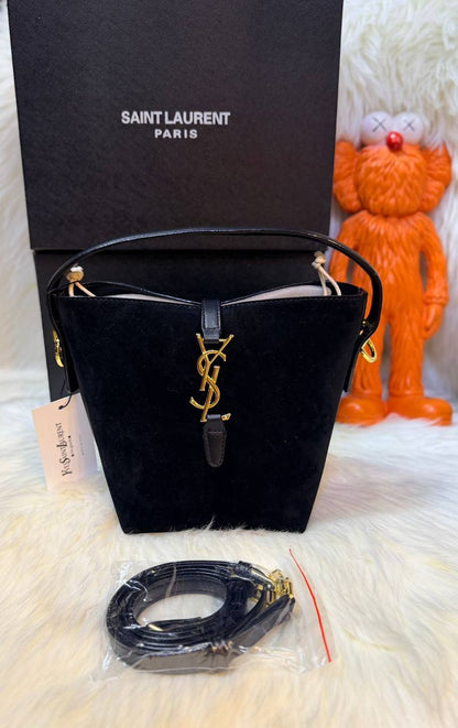 YSL
good quality, 

comes with box, 🎁🎁🎁

size... 22 *18 cm 
95 dhs💓

Zain12
♥️♥️♥️