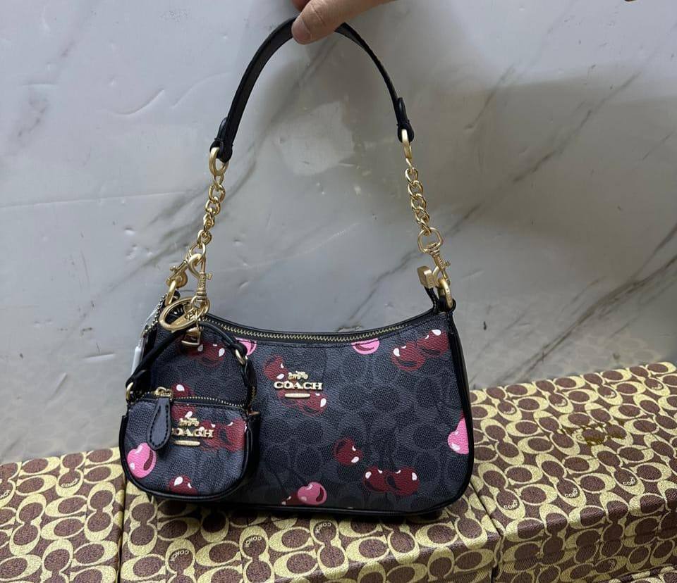 Coach

with box
🎁🎁🎁

95 dhs🪙🌨️

Zain143
♥️♥️♥️