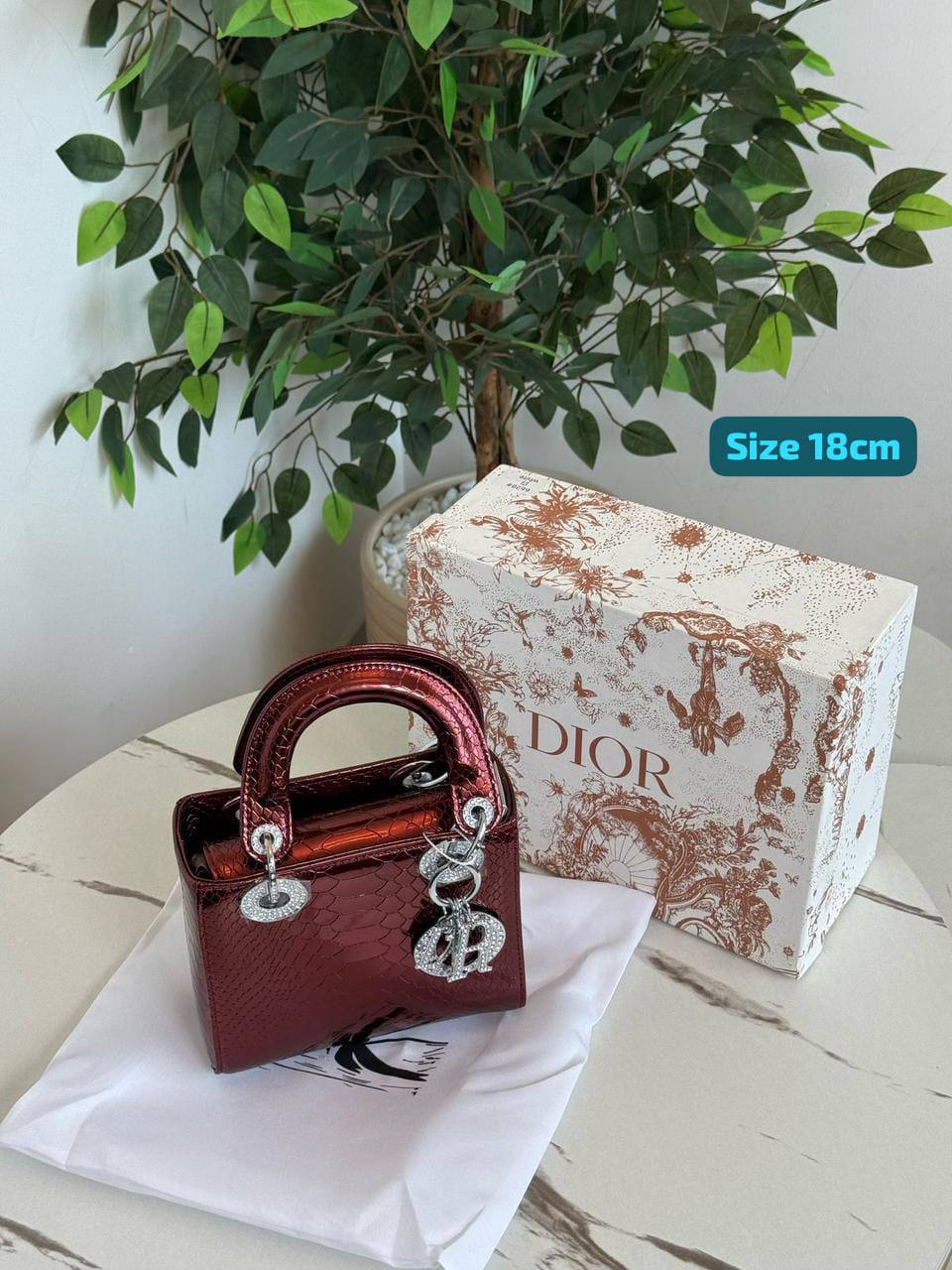 Dior
Good quality 
with box 
🎁🎁🎁

120 dhs✅

Zain186
♥️♥️♥️