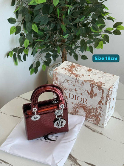 Dior
Good quality 
with box 
🎁🎁🎁

120 dhs✅

Zain186
♥️♥️♥️