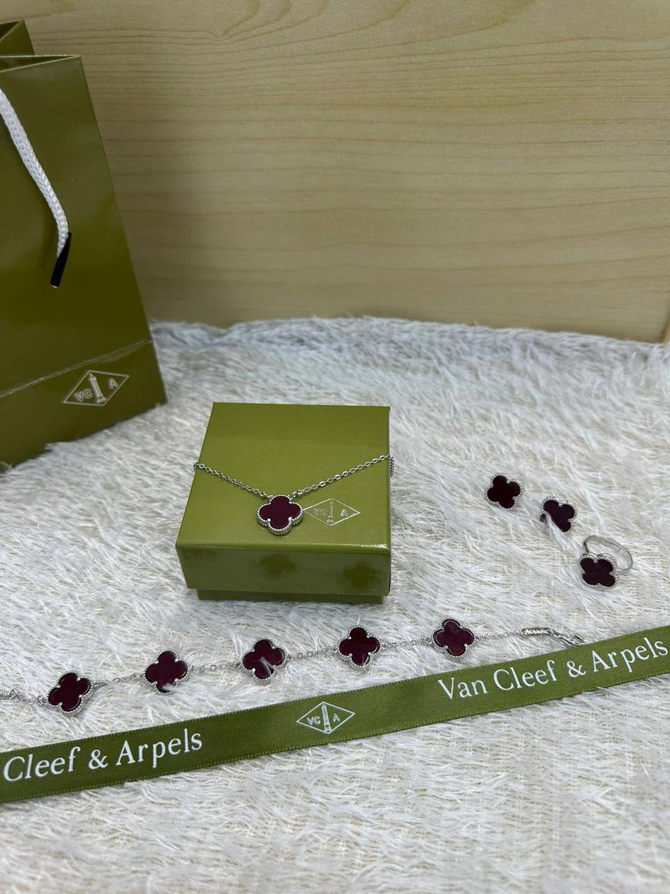 VCA SET ❤️‍🔥*
Necklace 🌸
Earring ✨
Bracelet 🍁
Ring 💍 free size ❣️
Stainless Steel 💯
Non tarnish 💯
With normal boxes 📦 
45 dhs🪙🌨️
With master box 🗃️ 
80 dhs🪙🌨️

Zain216
♥️♥️♥️