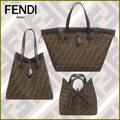 Fendi 
100 dhs✅
size 32（49)×15×33cm

Zain213
♥️♥️♥️