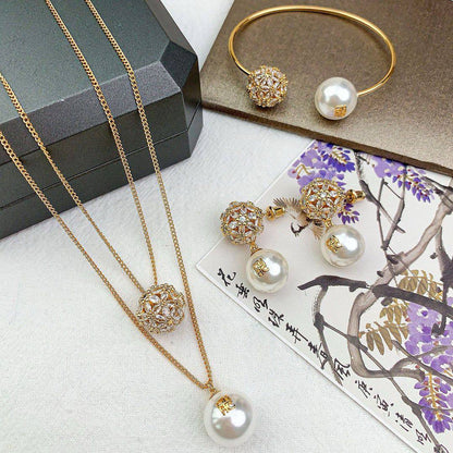 CH SET 💫✨
MASTER NECKLACE
EARRING BANGLE
WITH BOX AND PAPER BAG🎁🛍️
180 DHS🇦🇪🇦🇪

Zain89
♥️♥️♥️