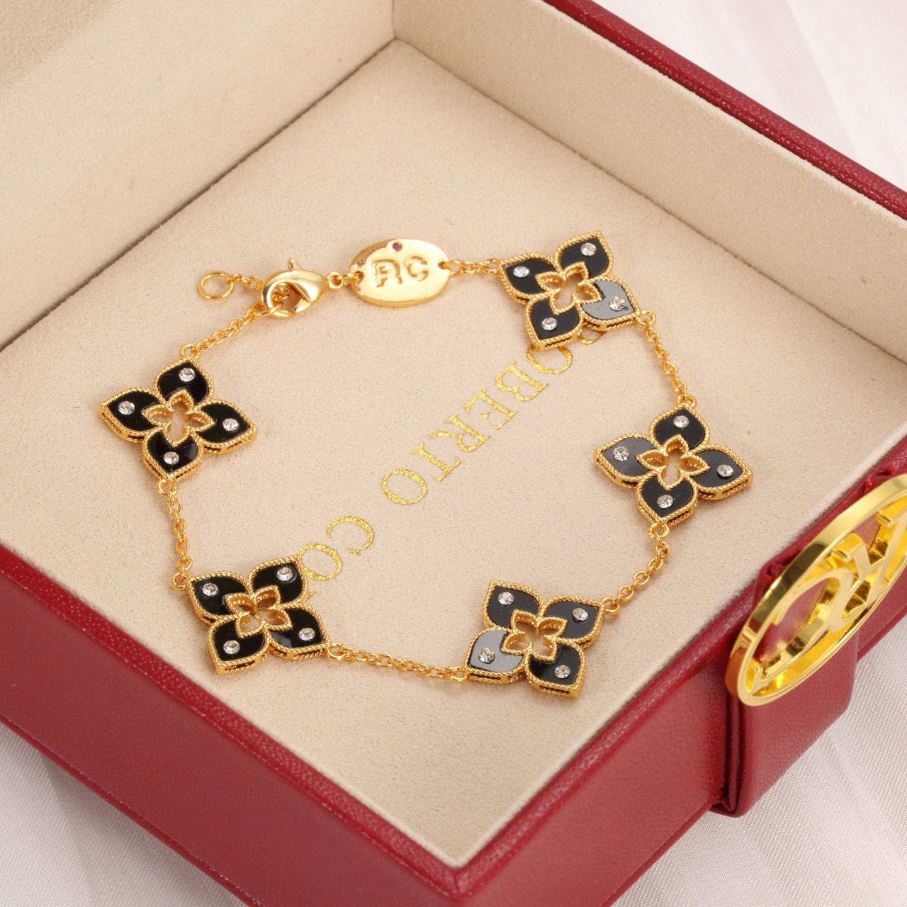 ROBERTO COIN ❤️‍🔥*
Bracelet 🦋
Master quality 💯
With normal boxes 🗃️ 
70 dhs✅
With master box 📦 
135 dhs✅

Zain216
♥️♥️♥️