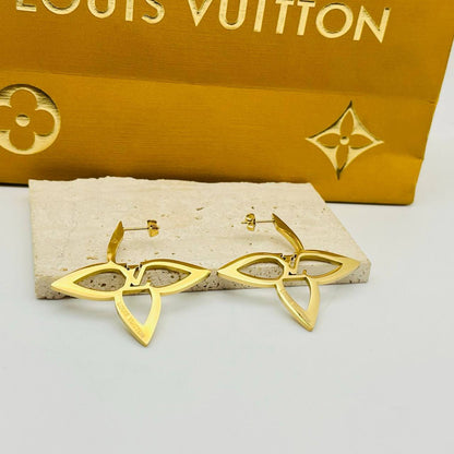 New arrival LV stainless steel with 18k gold plated earrings 
Offer price
30 dhs🪙🌨️
40 dhs🪙🌨️
with LV box and paperbag
⛔️🎁🎁🎁

Zain243
♥️♥️♥️