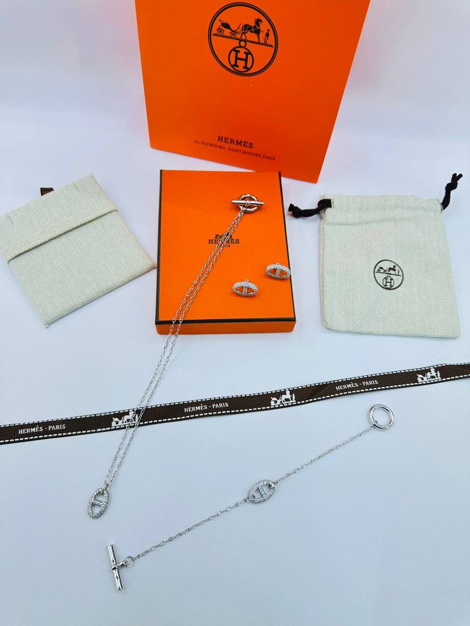 Hermes ❤️‍🔥*
Necklace 🍁
Earring🦋
Bracelet ✨
Master quality 💯
With normal boxes 📦 
135 dhs✅
With master box 🗃️ 
150 dhs✅

Zain216
♥️♥️♥️