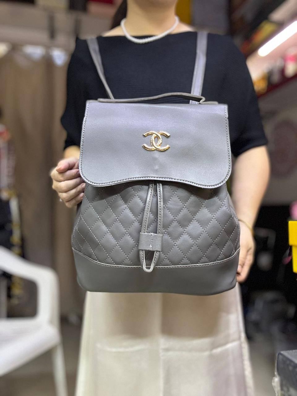 🌷Chanel backpack
Good quality 2 Use bag
Size: 29 * 34 cm
70 dhs✅

Zain115
♥️♥️♥️