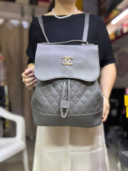 🌷Chanel backpack
Good quality 2 Use bag
Size: 29 * 34 cm
70 dhs✅

Zain115
♥️♥️♥️