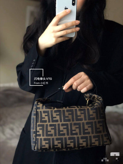 Fendi

90 dhs❣️

SIZE 22/14/10

with box
🎁🎁🎁

Zain17
♥️♥️♥️