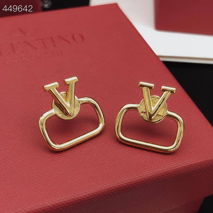 Valentino ✨💫
     _*Earrings*_
55 dhs🌺
         ⭐
         _With_
      BOX AND PAPER BAG 🛍️🎁

Zain89
♥️♥️♥️