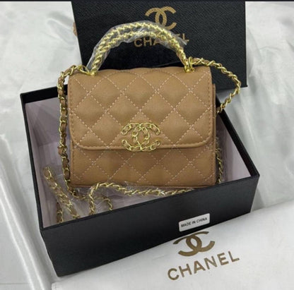 Chanel 
good quality, comes 

with box, 
🎁🎁🎁
size，16* 13 cm 
75 dhs🪙💕

Zain12
♥️♥️♥️