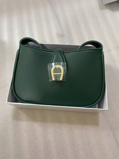 Aigner
95 dhs✅ 

with box
🎁🎁🎁

Zain72
♥️♥️♥️