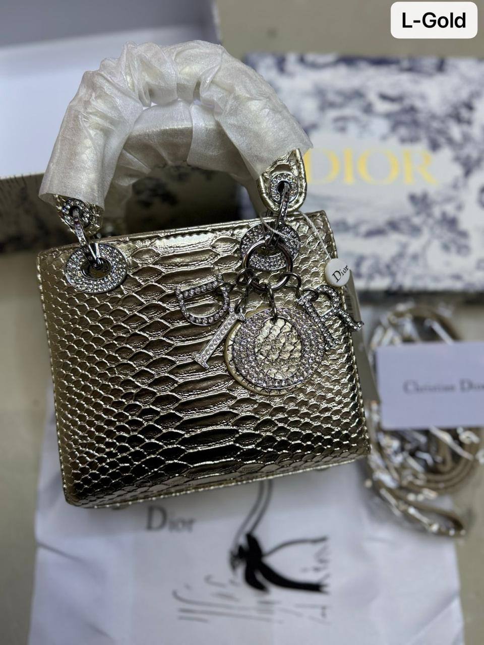 🌹  Lady Dior rare materials
1️⃣ First quality +🎁
Size : 17 * 14 * 7 cm
120 dhs🪙🌨️
with box 🎁

Zain115
♥️♥️♥️