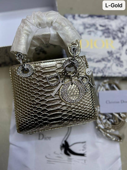 🌹  Lady Dior rare materials
1️⃣ First quality +🎁
Size : 17 * 14 * 7 cm
120 dhs🪙🌨️
with box 🎁

Zain115
♥️♥️♥️