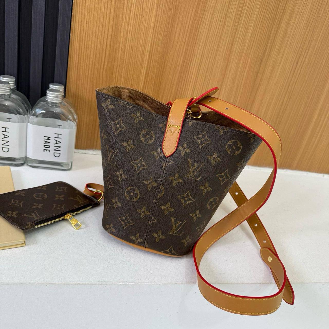 LV
25*18*13cm
70 dhs❣️

Zain17
♥️♥️♥️