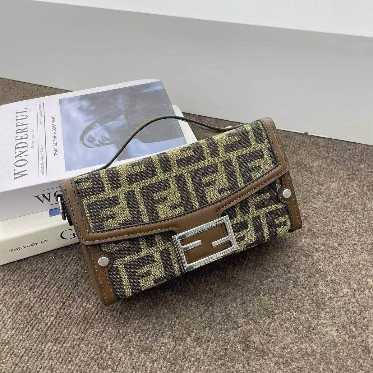 Fendi

22*12*7cm
70 dhs🇦🇪🇦🇪🇦🇪

Zain17
♥️♥️♥️