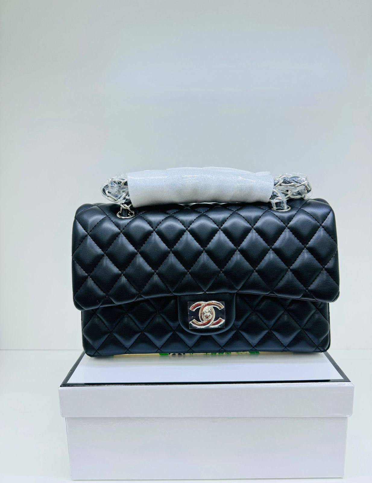 Chanel
High quality
115 dhs❤️

with box
🎁🎁🎁

Zain136
♥️♥️♥️
