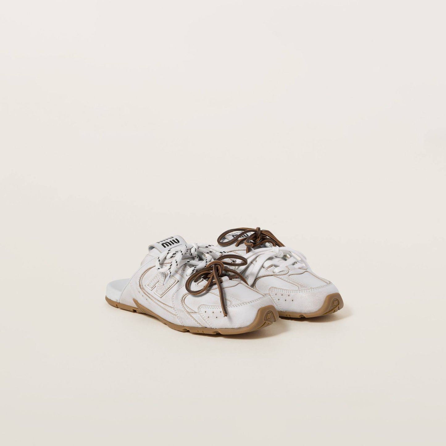 New Balance X Miu Miu 530 SL deco calf leather mules ‘White’🤍
36-41 AVAILABLE 🤩
210 dhs❣️

Zain242
♥️♥️♥️