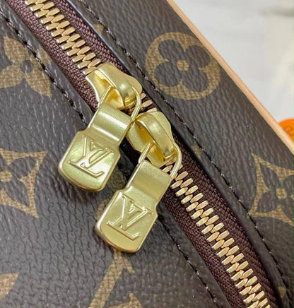 LV

Good QUALITY 

WITH BOX 

MEDUIM SIZE 110 DHS…..
SMALL SIZE 100 DHS……

Zain17
♥️♥️♥️