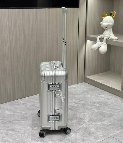 Rimowa
Super Master quality 

Small 790 dhs

Medium 890 dhs

Large 990 dhs 

Zain250
♥️♥️♥️