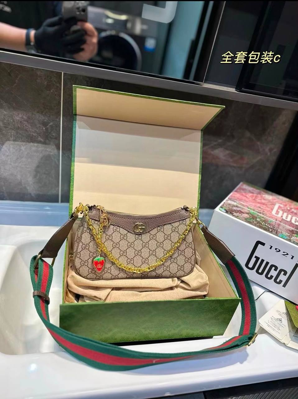 Gucci
100 dhs🇦🇪🇦🇪
good-quality with box 

Zain35
♥️♥️♥️