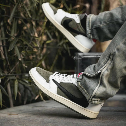 Air jordan 1 low X Travis Scott , 
Size 36 to 46 , 
240 dhs✅

Zain196
♥️♥️♥️