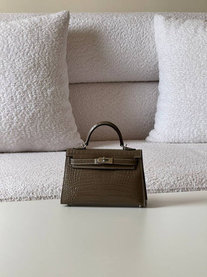 Hermes
minikelly 19cm💕master quality😍with box❤️
510 dhs✅🇦🇪

Zain52
♥️♥️♥️