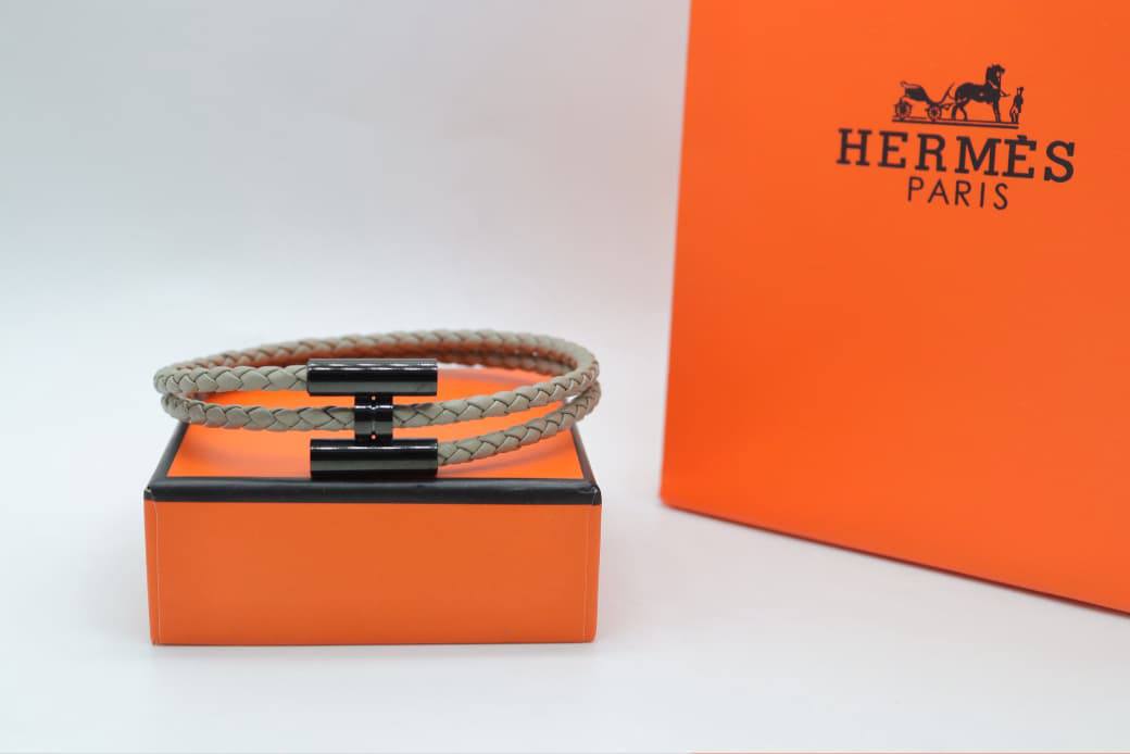 Bracelet
Hermes
60 dhs🇦🇪🇦🇪

Zain33
♥️♥️♥️