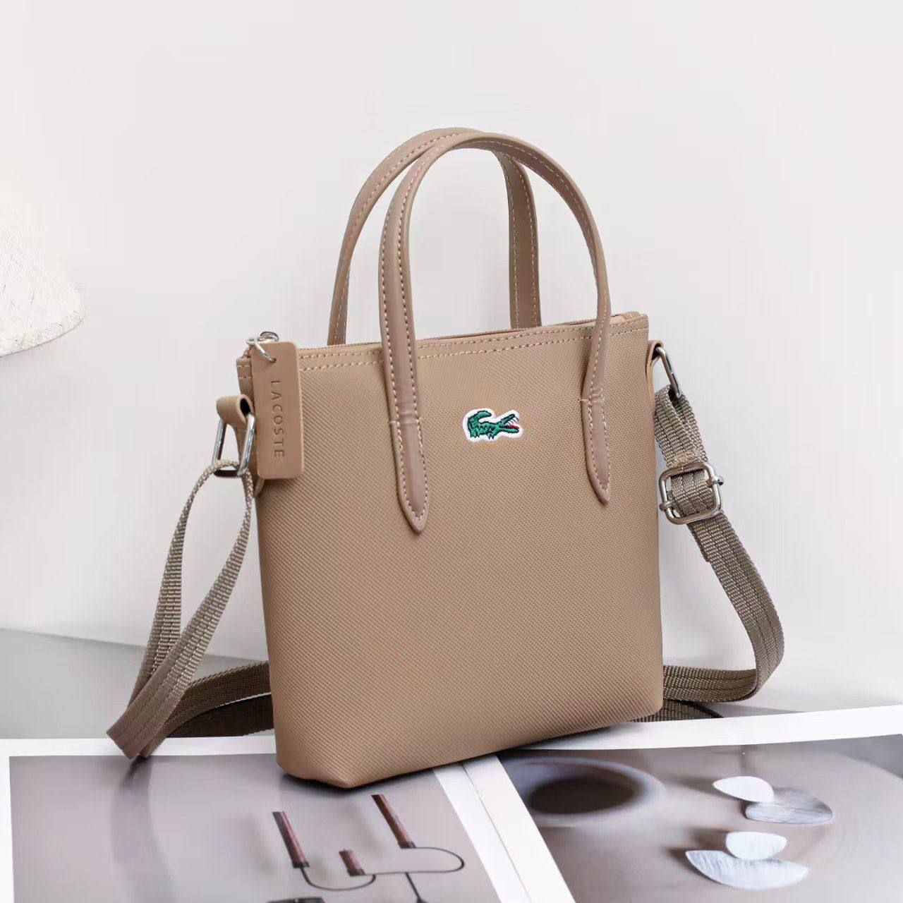 LACOST BAG
GOOD QUALITY
40 dhs✅

Zain40
♥️♥️♥️