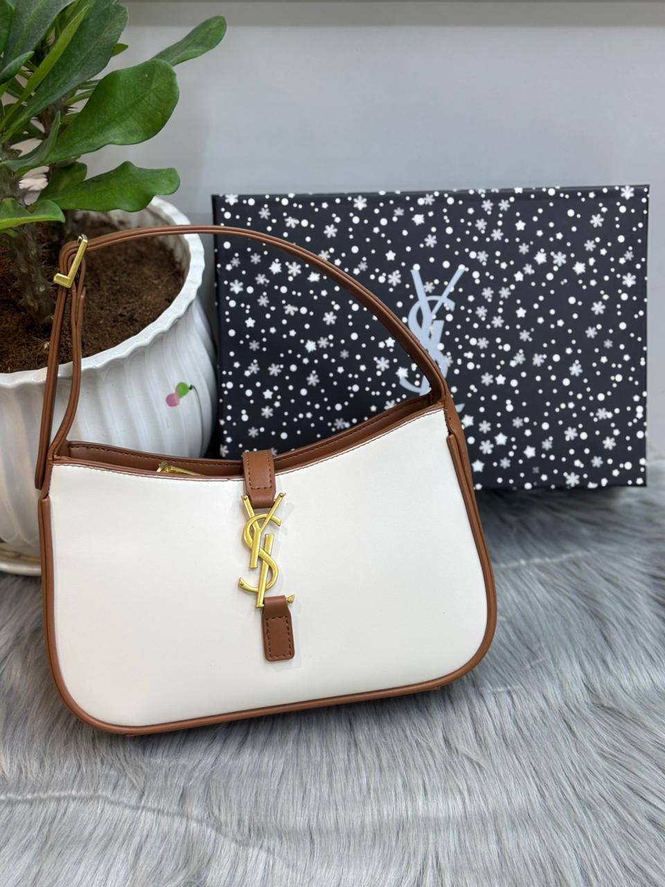 YSL 

SIZE  ………  25 CM 

95 dhs🇦🇪

with BOX
🎁🎁🎁

Zain244

اطلبوها من الوتس المثبت في الأعلى👆🏻👆🏻

تواصلو معنا 👈🏻 Zain 
For order WhatsApp pinned 👆🏻

♥️♥️♥️