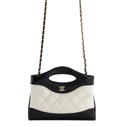 Chanel
85 dhs🪙🌨️
SIZE：20cm
With box
🎁🎁🎁

Zain35
♥️♥️♥️