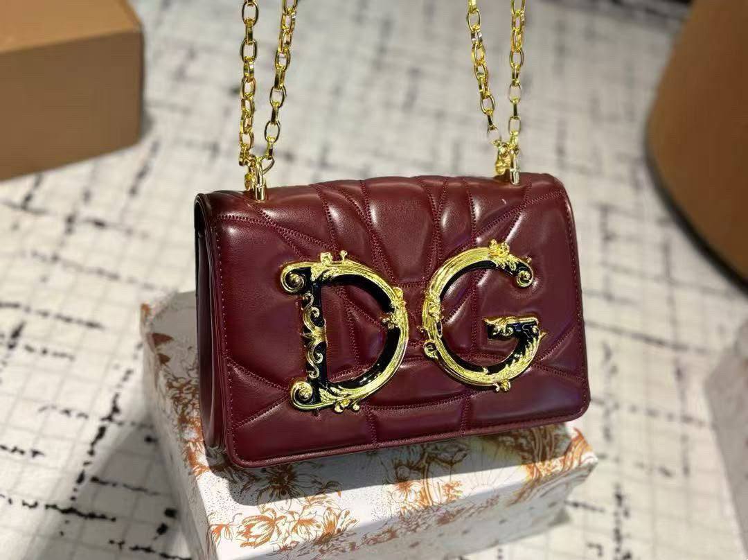 D&G
copy one 
with box 
210 dhs🇦🇪🇦🇪

Zain295
♥️♥️♥️