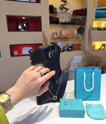 Tiffany

Master set

Bracelet 
Earrings 
Necklace 
Ring
180 dhs with good box & paper bag
 
Zain89

اطلبوها من الوتس المثبت في الأعلى👆🏻👆🏻

تواصلو معنا 👈🏻 Zain 
For order WhatsApp pinned 👆🏻

♥️♥️♥️