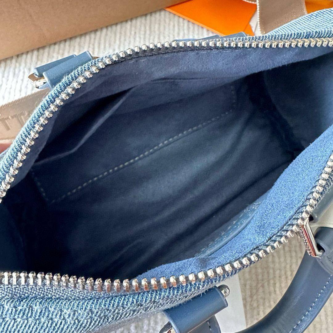 LV

COPY ONE 

NEW CAME 
WITH DOUBLE BOX 
215 dhs🇦🇪🇦🇪🇦🇪


Zain17
♥️♥️♥️